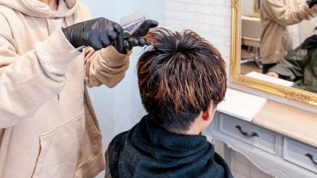 ブリーチではげることはある？抜け毛や薄毛を防ぐ染め方を紹介