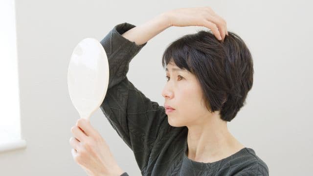 びまん性脱毛症とは？女性に発症する原因や治療法を解説
