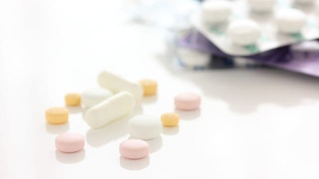 フィンペシアの初期脱毛はいつまで？服用のリスクや副作用・対処法を解説