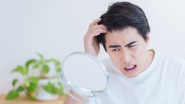 前頭部の薄毛の原因とは？AGAとの関係性や治療法を解説