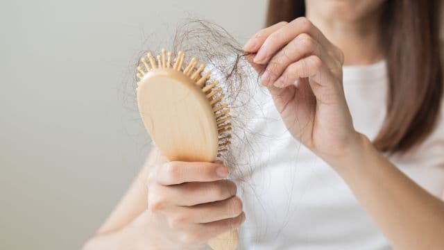 女性の抜け毛はなぜ起こる？年代別の原因と日々の対策方法を紹介