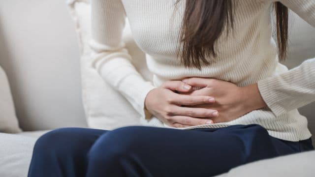生理でお腹が痛いときの原因や痛みを和らげる対処法を解説