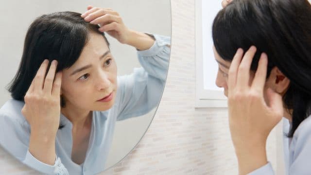 女性の脱毛症の症状や原因は？薄毛に効果的な対処法も解説