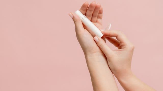 生理中でもプールに入れる？タンポンの使い方やピルの月経移動について解説