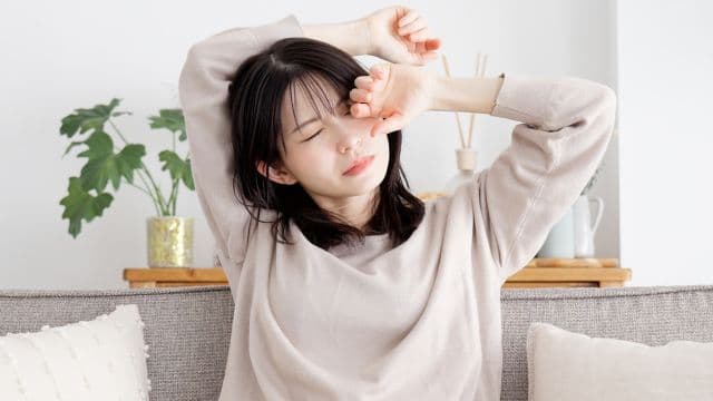 生理前・生理中に眠い原因とは？眠気対策や寝た方がいいのかも解説