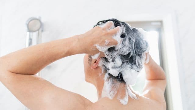 朝シャンプーは髪に悪い？メリット・デメリットを解説