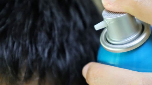 ヘアスプレーを使うとはげる？薄毛・頭皮への影響や使い方・落とし方を解説