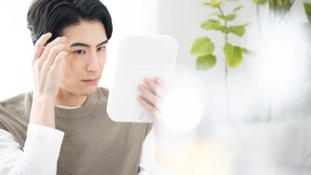 生え際の薄毛はAGAの初期症状？治療法やセルフチェック法を紹介