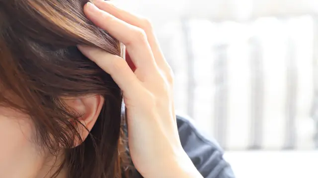 頭皮にかさぶたができる原因は?対処法や病院を受診する目安を解説