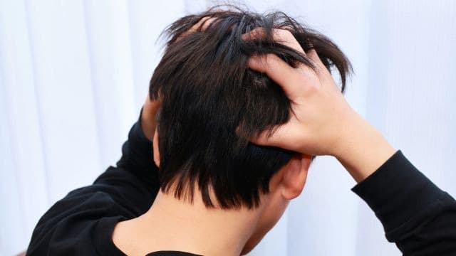 フケが止まらない原因は?乾性と脂性の違いや考えられる病気を解説