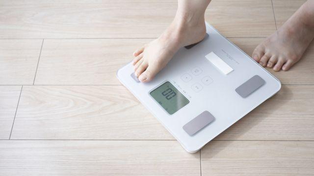 生理前に太るのはなぜ？体重が増加する原因や太らないための対策を紹介