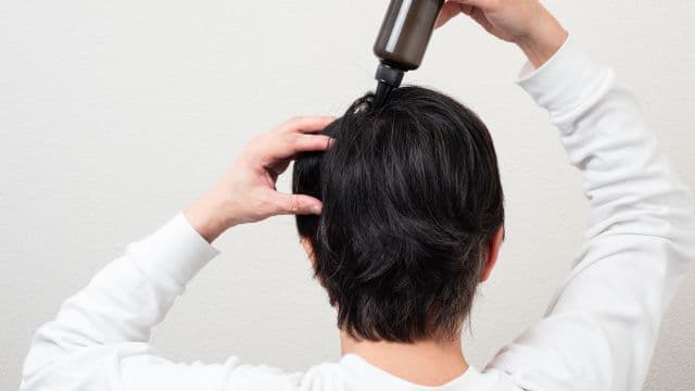 ヘアトニックで「はげる」は嘘?使い方や成分、ヘアリキッドとの違いも解説