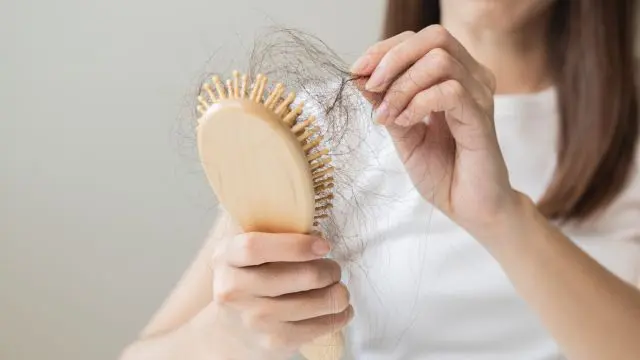 女性の抜け毛の原因を年代別に解説!受診先と対策方法も紹介