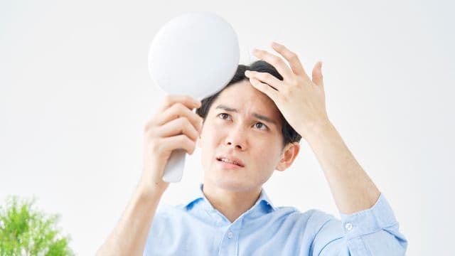 おでこがM字型にはげる原因は?基準や対処法、治療方法を解説