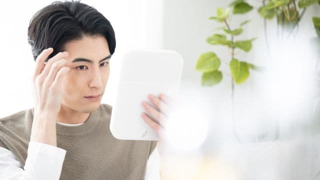 男性がはげる年齢の平均は?薄毛になる人の特徴や前兆を解説 | オンライン診療なら【レバクリ】