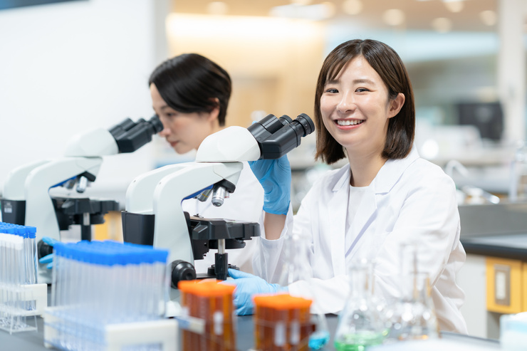 女性研究員の画像